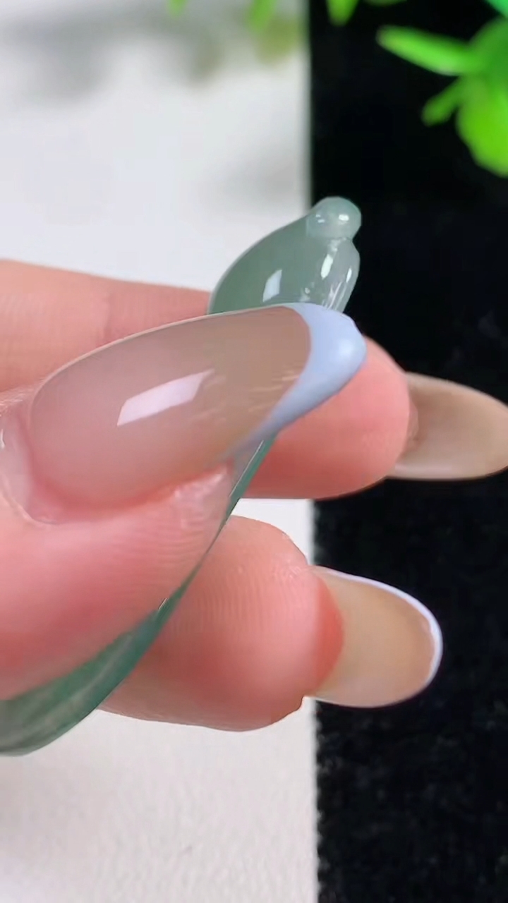 天然A货翡翠福豆吊坠，尺寸43-16-5.6，重量:6.48g
11月10日