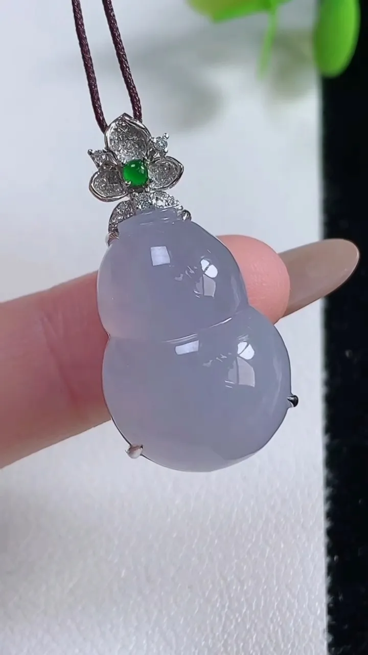 天然A货翡翠种紫罗兰葫芦吊坠，尺寸30.8-32.2-15.8-10，重量:6.52g
11月10日