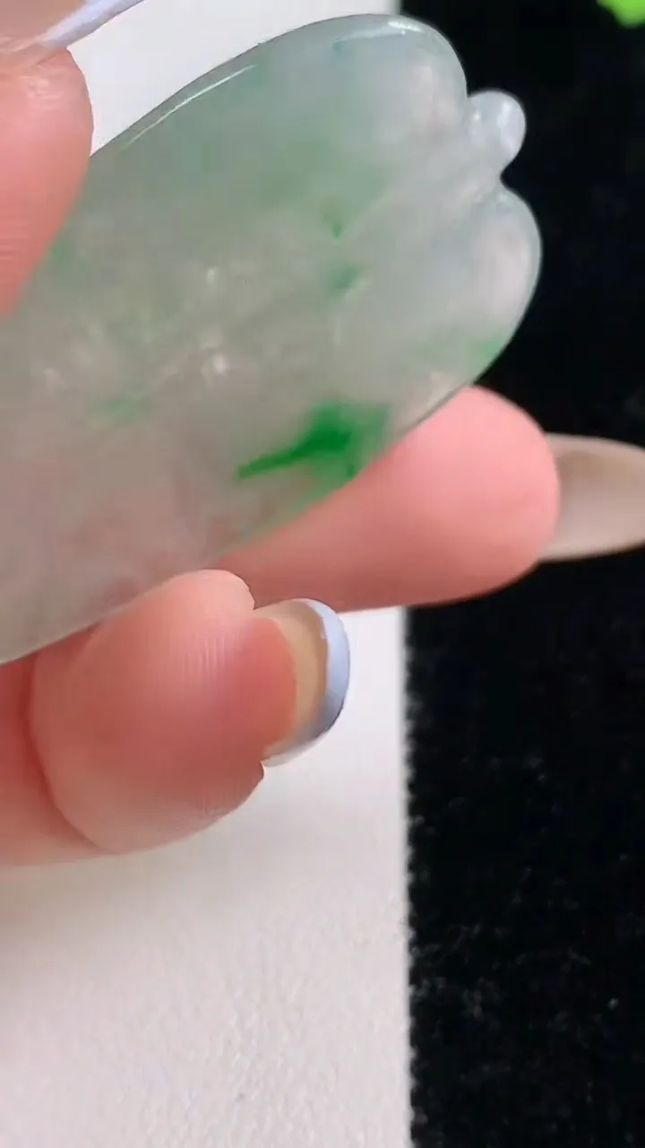 天然A货翡翠金枝玉叶 叶子吊坠，尺寸51.3-27-4，重量:12.21g
11月10日