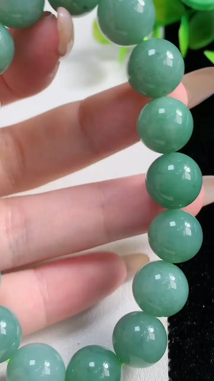 天然A货翡翠圆珠手串17颗，尺寸12，重量:47.59g11月10日
工厂直销收藏佳品,种好水足，色泽均匀，有种有色，上手高大气！