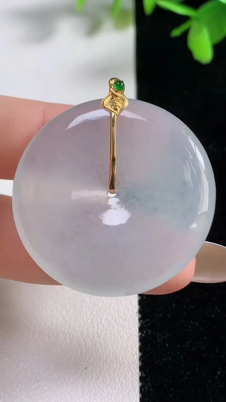 天然A货翡翠平安扣吊坠，尺寸35.8-5.7，重量:15.22g
11月10日