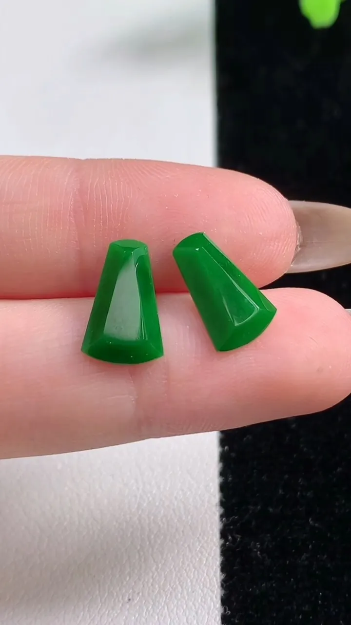 天然A货翡翠无事牌镶嵌件一对，尺寸12-7.6-2.2，重量:0.83g
11月10日