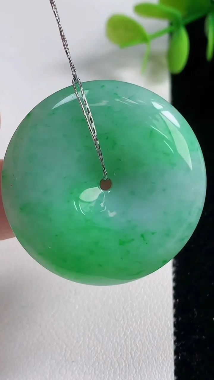 天然A货翡翠平安扣吊坠，尺寸35.7-7，重量:19.10g
11月10日