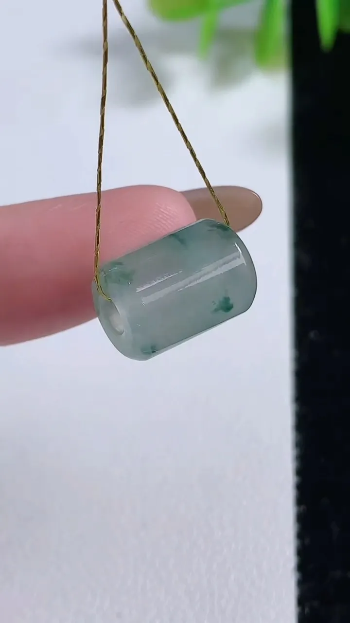 天然A货翡翠冰种飘花路路通吊坠，尺寸13-9.4，重量:2.71g
11月10日