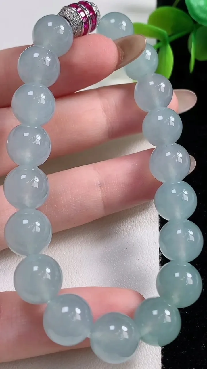 天然A货翡翠圆珠手串18颗，尺寸10.3，重量:38.53g11月10日
工厂直销收藏佳品,种好水足，色泽均匀，有种有色，上手高大气！