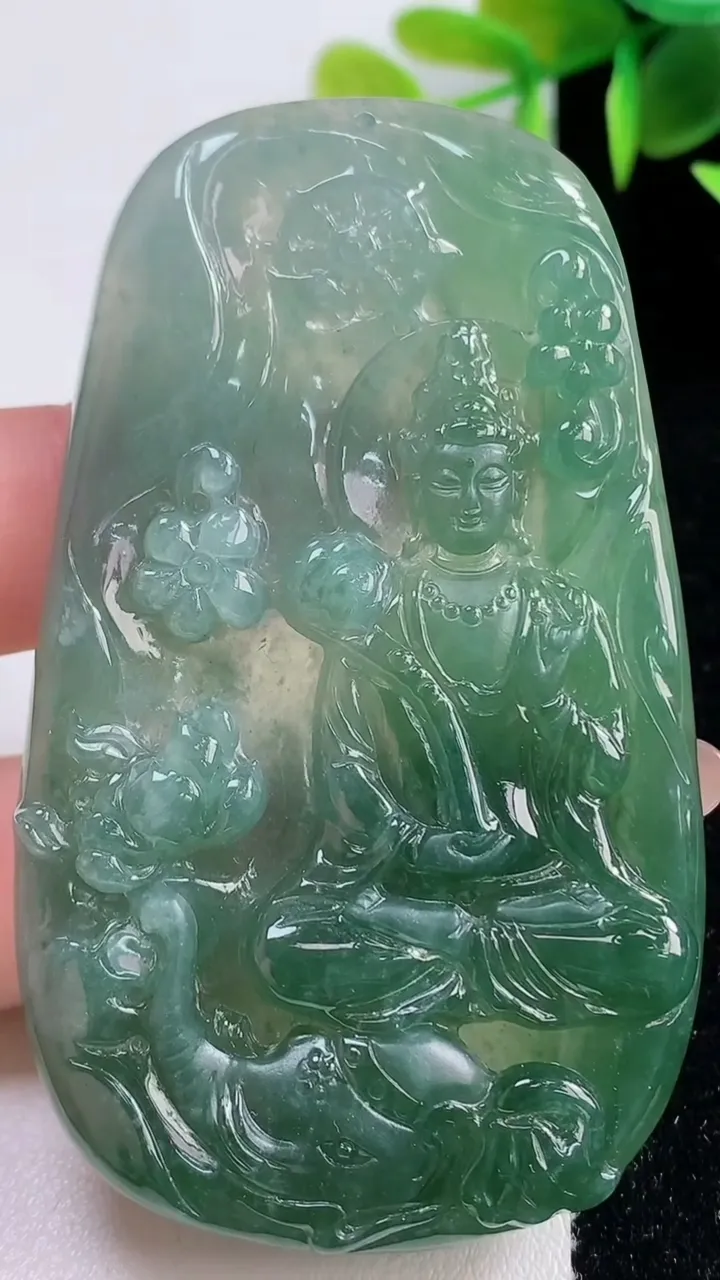 天然A货翡翠普贤菩萨吊坠，尺寸72-42.6-6.7，重量:40.20g
11月10日