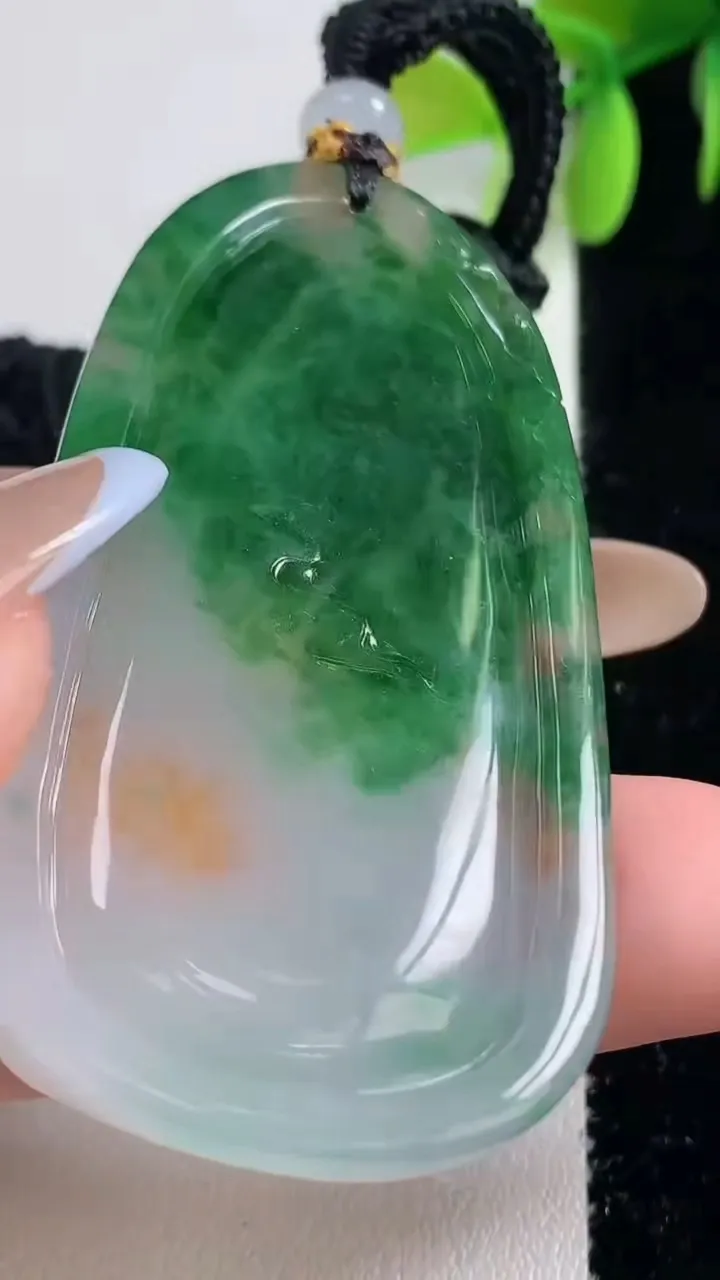 天然A货翡翠种双彩飘花不动明王吊坠，尺寸61.7-32.3-7.6，重量:33.16g
11月10日