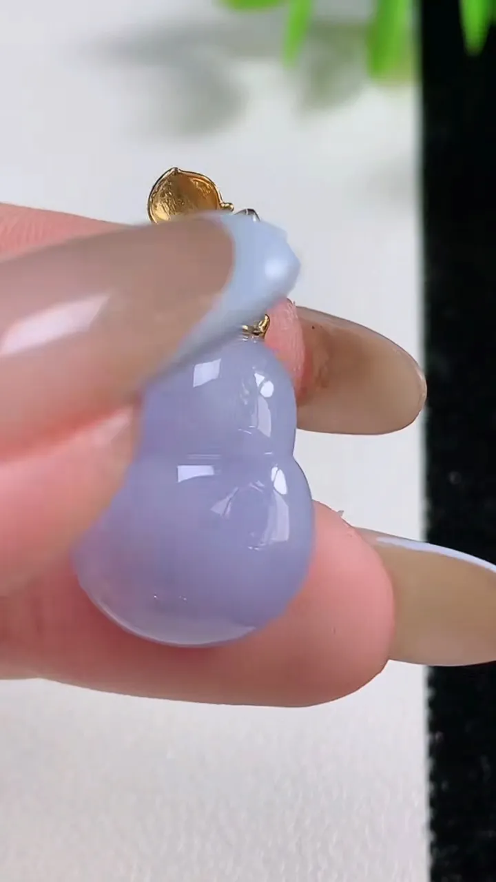 天然A货翡翠种紫罗兰葫芦吊坠，尺寸19-15.3-7.2，重量:4.29g
11月10日