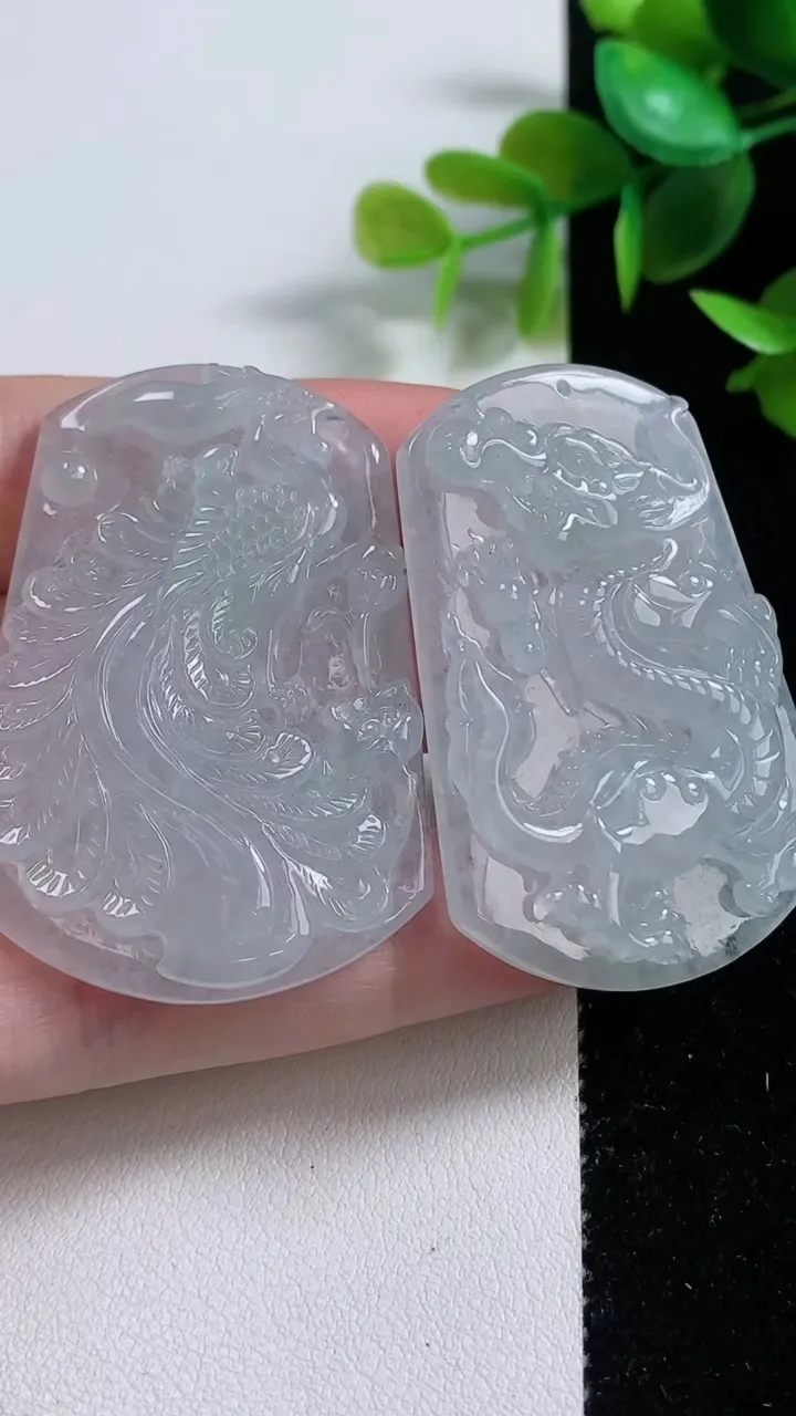 天然A货翡翠龙凤呈祥吊坠一对，尺寸47.7-32.4-5.7，重量:36.80g
11月10日