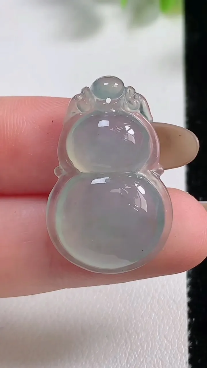 天然A货翡翠葫芦吊坠，尺寸28.3-18.2-5.7，重量:4.56g
11月10日