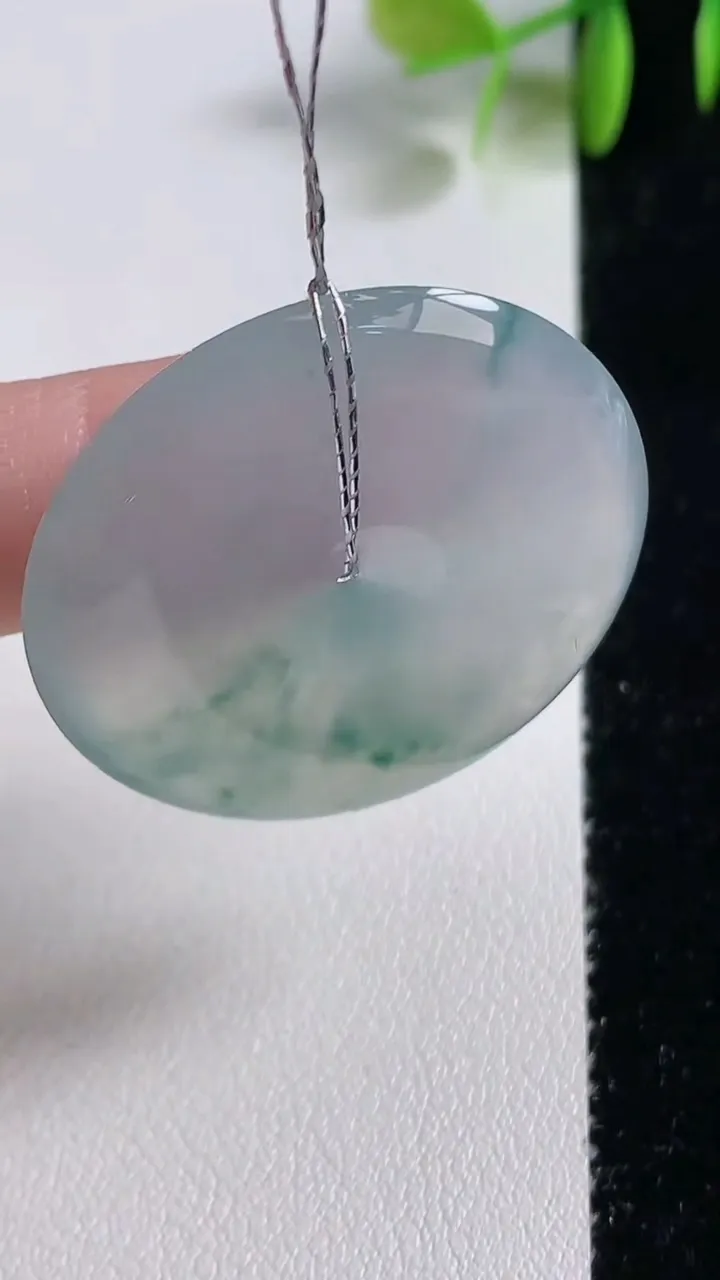 天然A货翡翠种飘花平安扣吊坠，尺寸35.2-5.9，重量:15.69g
11月10日