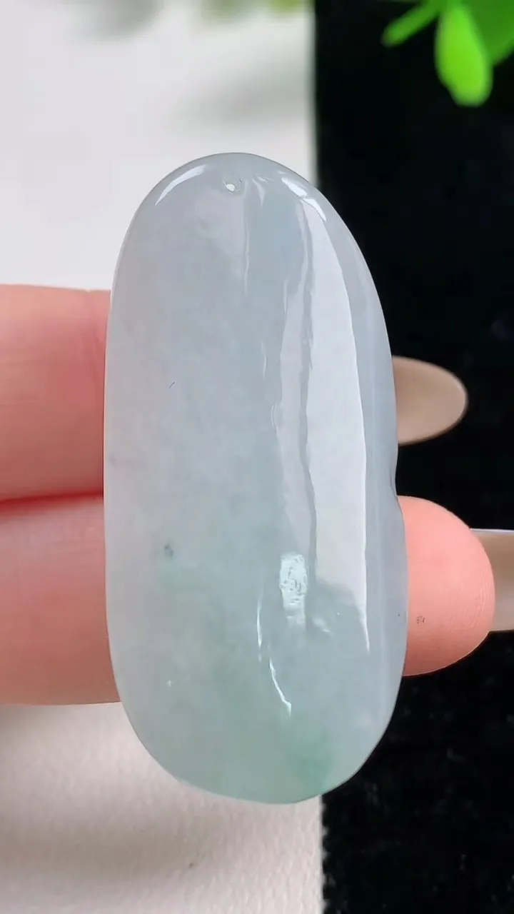 天然A货翡翠飘花弥勒佛公吊坠，尺寸42.6-19.2-11.7，重量:18.32g
11月10日