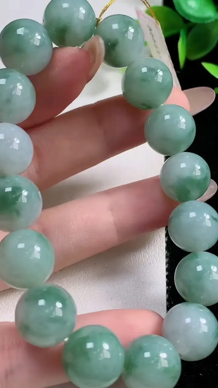 天然A货翡翠飘花圆珠手串16颗，尺寸12.6，重量:53.38g11月10日
工厂直销收藏佳品,种好