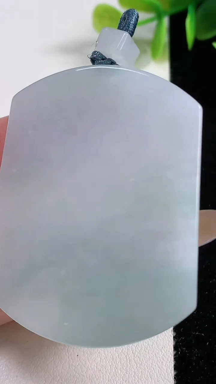 天然A货翡翠无事牌吊坠，尺寸52.6-39.4-5.5，重量:32.09g
11月10日