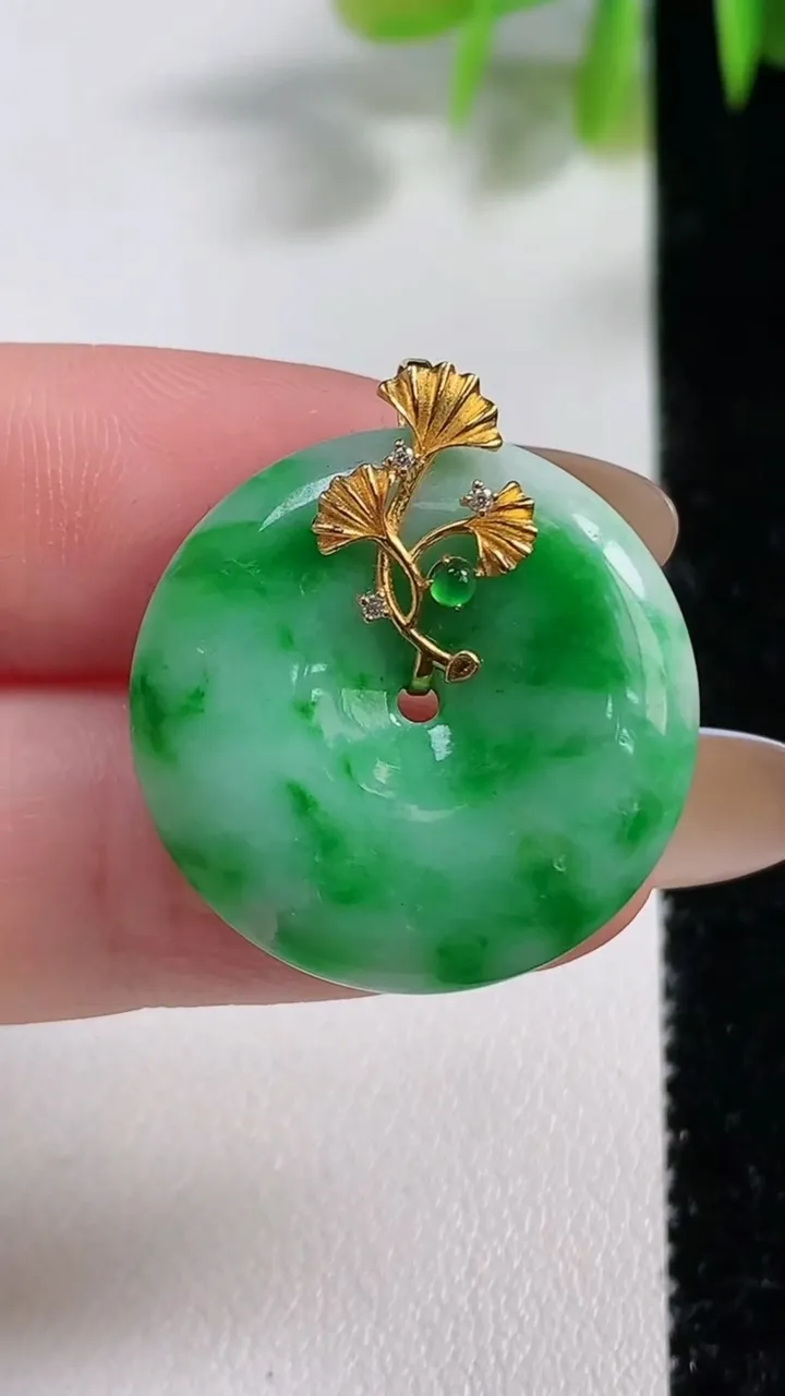 天然A货翡翠平安扣吊坠，尺寸24.2-4.9，重量:6.62g
11月10日