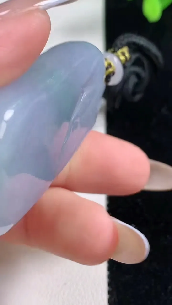 天然A货翡翠春带彩 紫罗兰无相观音菩萨吊坠，尺寸49-27-10.6，重量:38.73g
11月10日