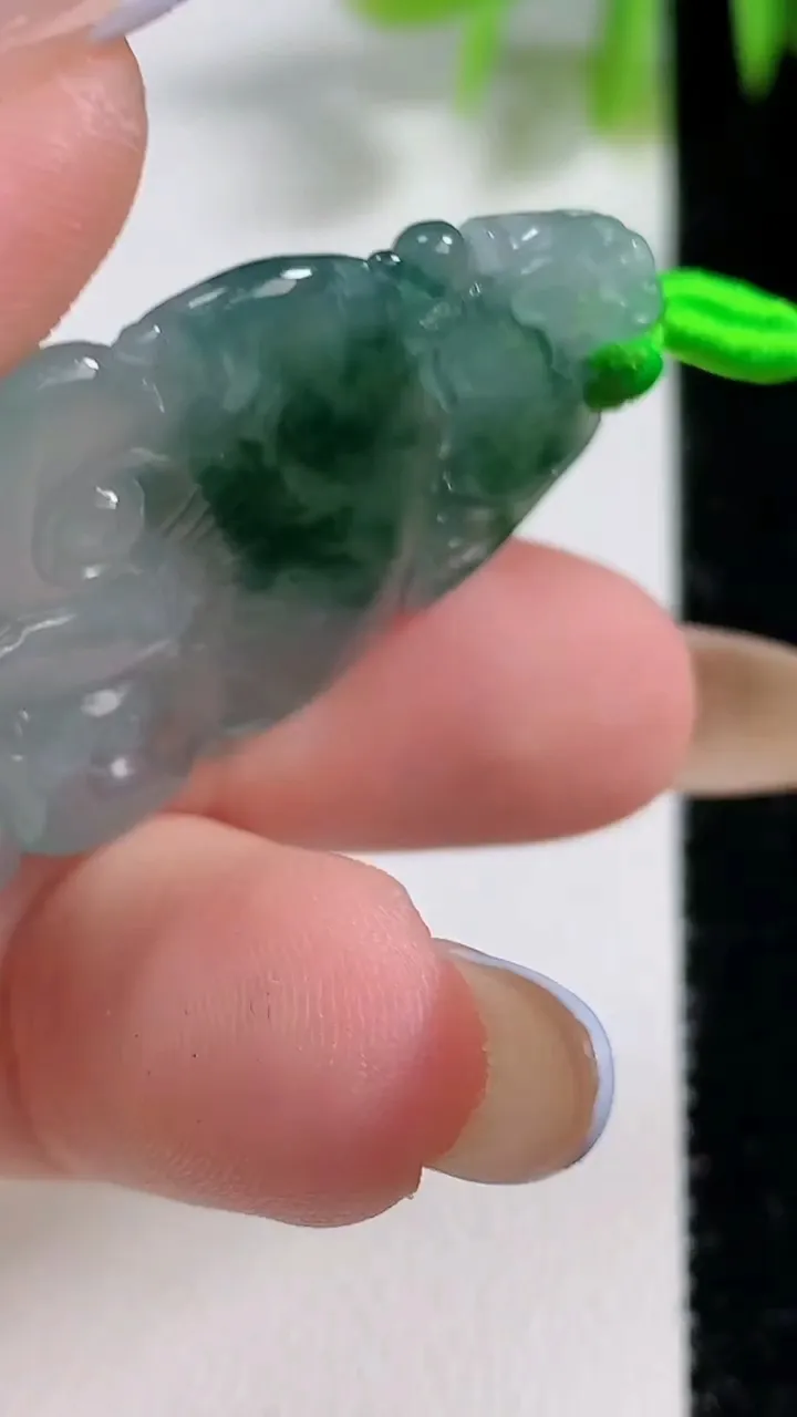 天然A货翡翠冰种飘花如意吊坠，尺寸46.2-24.5-4.6，重量:9.49g
11月10日