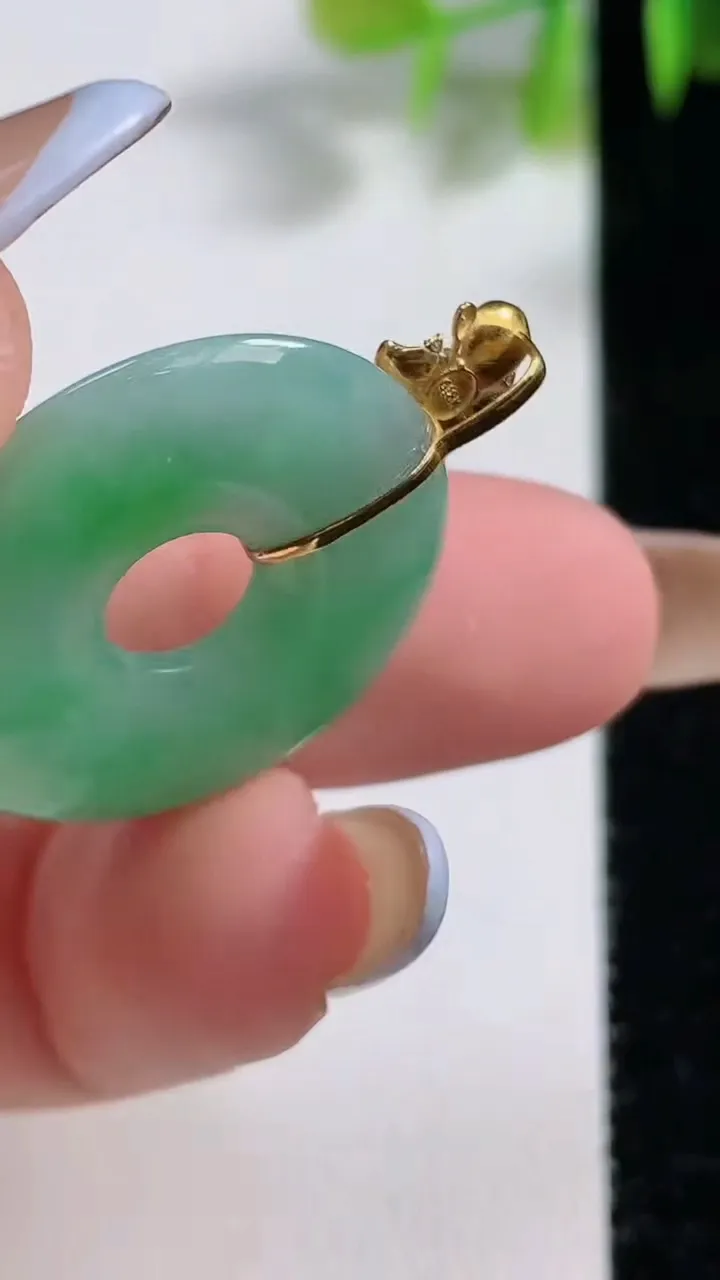 天然A货翡翠平安环吊坠，尺寸24.7-3.3，重量:4.27g
11月10日