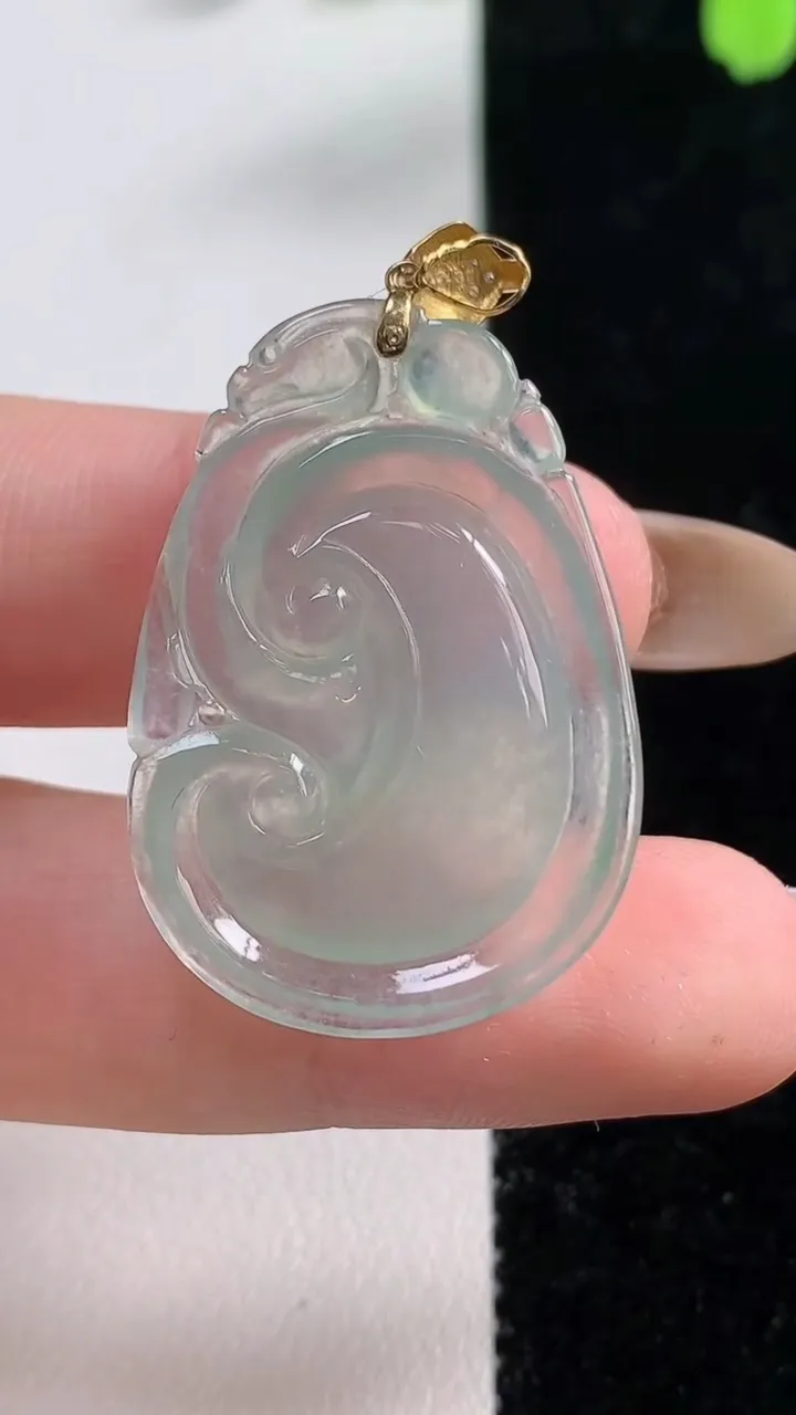 天然A货翡翠如意吊坠，尺寸32.6-22.7-5.4，重量:5.66g
11月10日