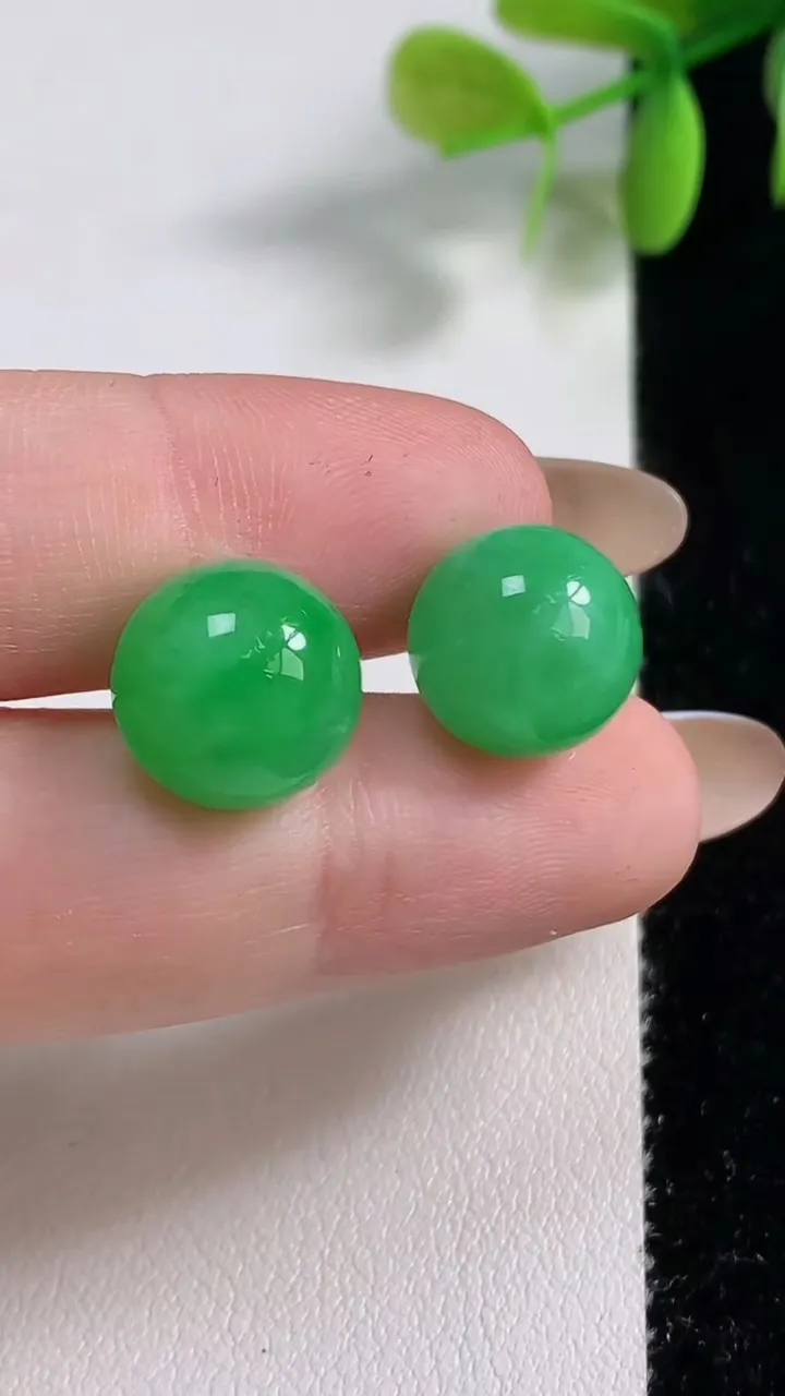 天然A货翡翠圆珠吊坠镶嵌件一对，尺寸11.7，重量:5.69g
11月10日