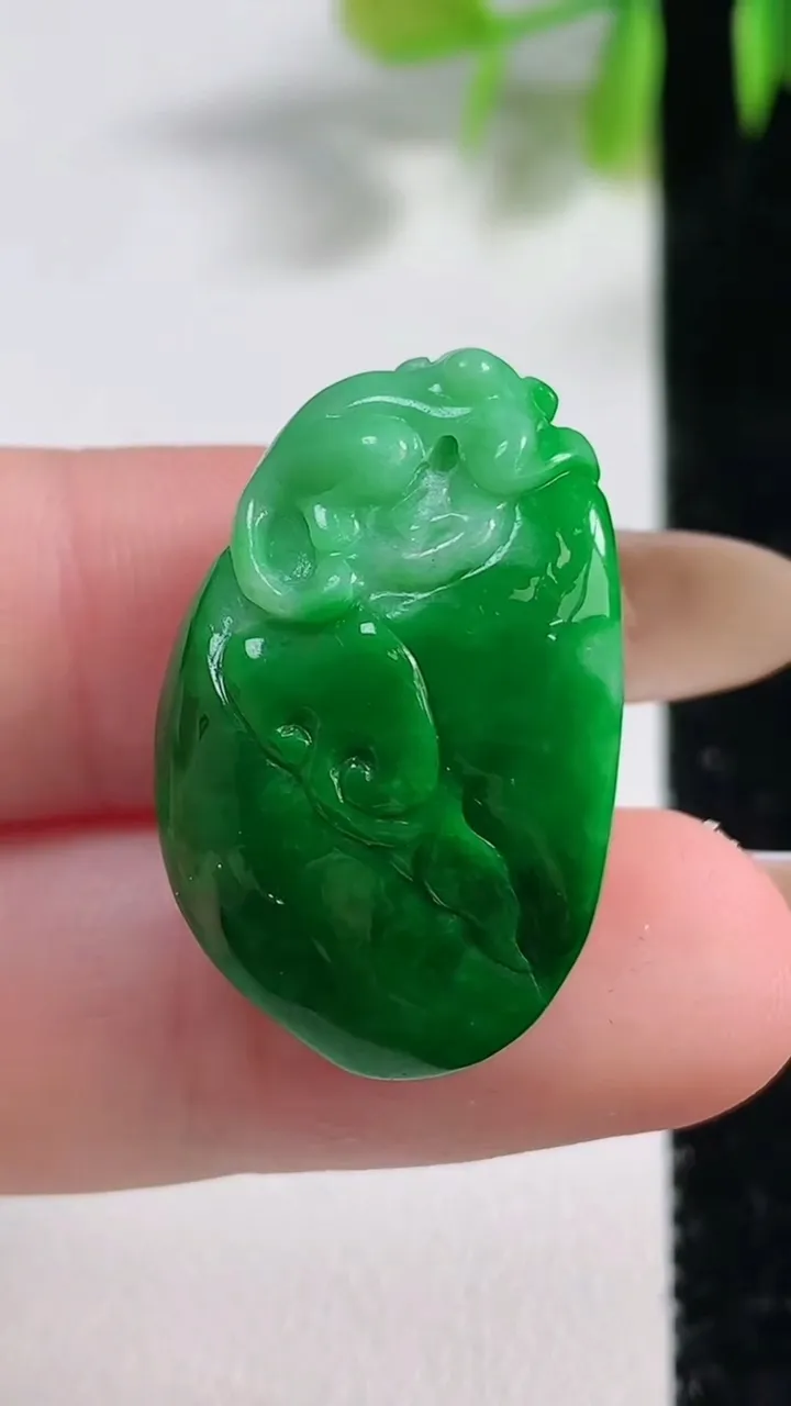 天然A货翡翠福瓜吊坠，尺寸27.5-17.2-12，重量:9.17g
11月10日