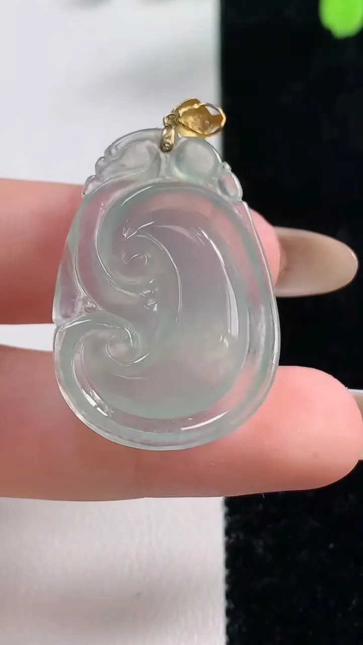 天然A货翡翠如意吊坠，尺寸32.6-22.7-5.4，重量:5.66g
11月10日