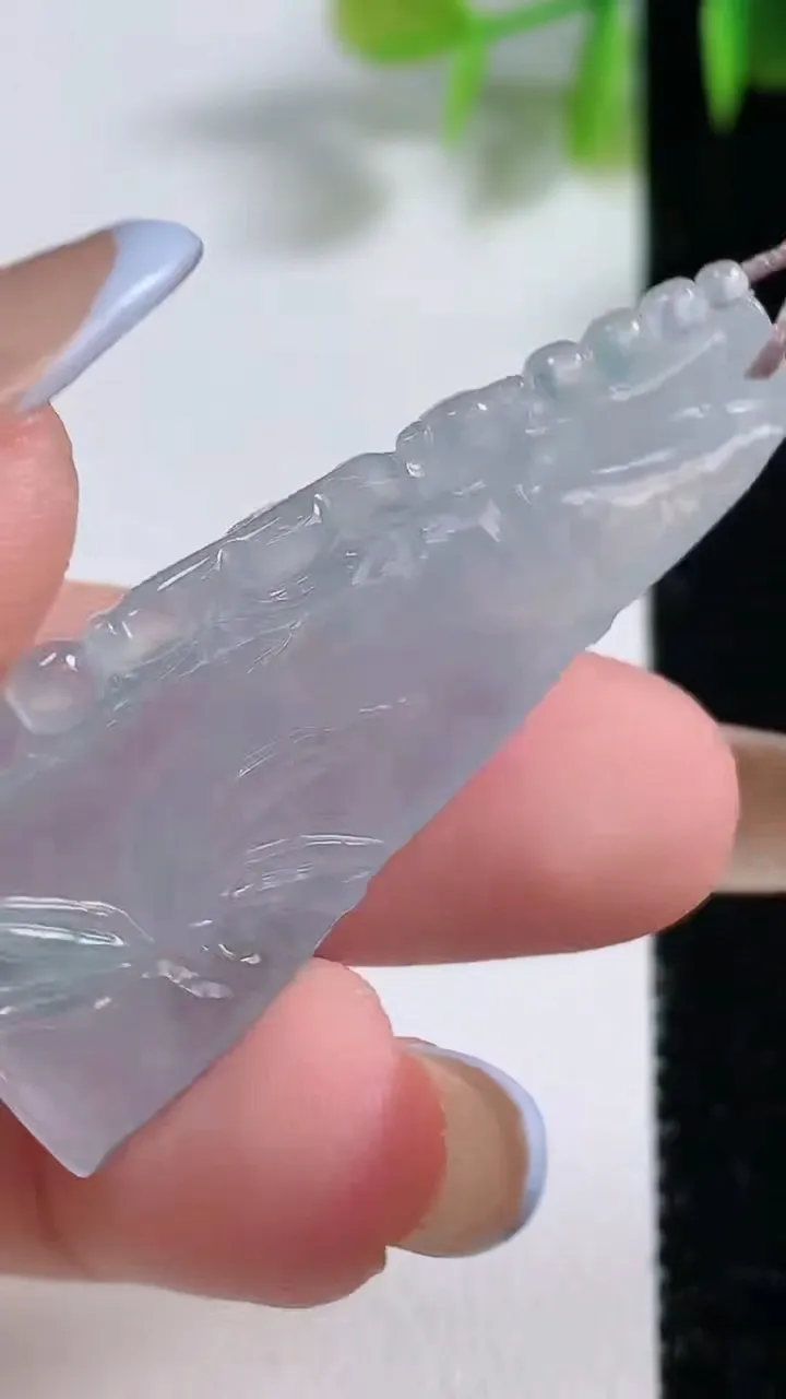 天然A货翡翠冰种飘花节节高升 竹节吊坠，尺寸44-19.8-5.4，重量:7.93g
11月10日