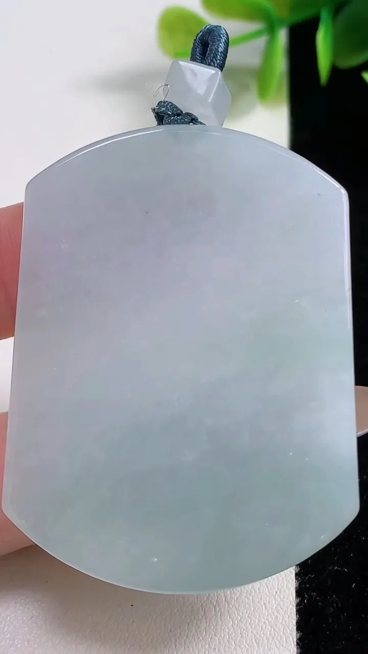 天然A货翡翠无事牌吊坠，尺寸52.6-39.4-5.5，重量:32.09g
11月10日