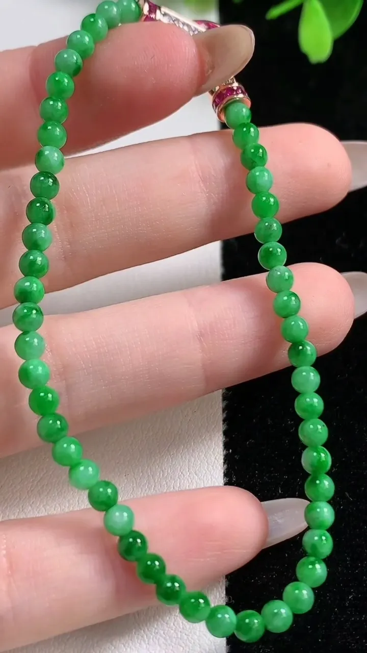 天然A货翡翠小米圆珠手串50颗，尺寸3.5，重量:5.94g11月10日
工厂直销收藏佳品,种好水足，色泽均匀，有种有色，上手高大气！