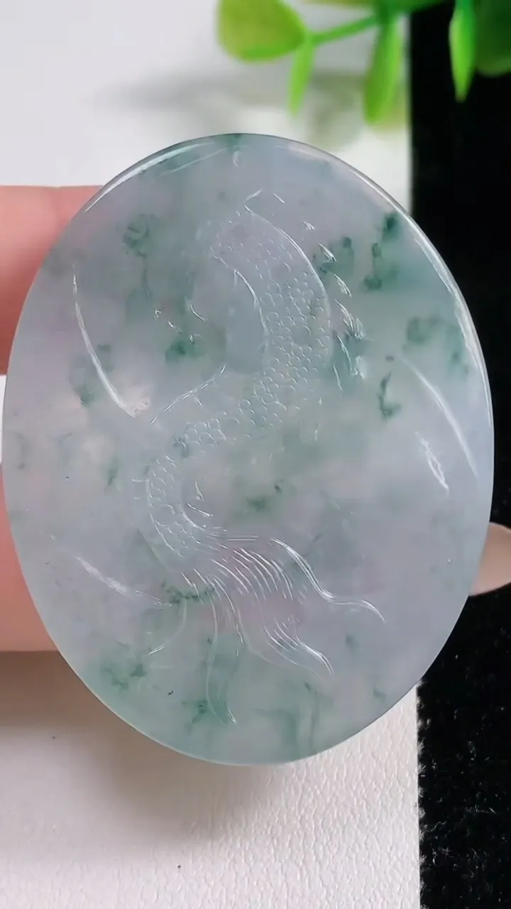 天然A货翡翠冰种飘花龙牌吊坠，尺寸51-40.2-6.4，重量:21.89g
11月10日