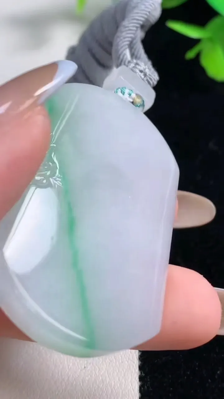 天然A货翡翠无事牌吊坠，尺寸47.3-32-6.2，重量:28.27g
11月10日