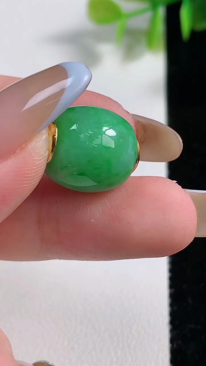 天然A货翡翠路路通吊坠，尺寸15.8-13.2，重量:4.60g
11月10日