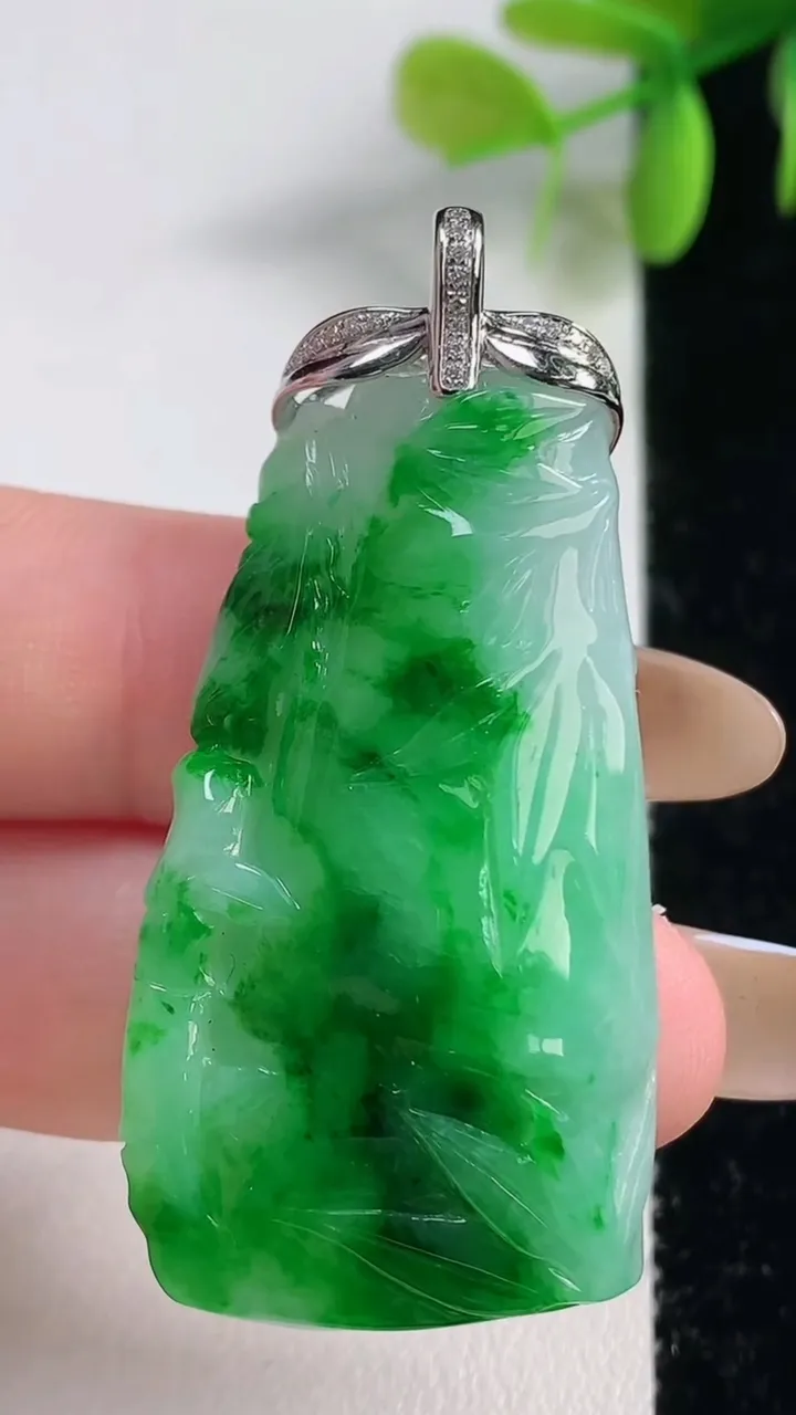 天然A货翡翠节节高升 竹节吊坠，尺寸44-23-8.5，重量:17.45g
11月10日