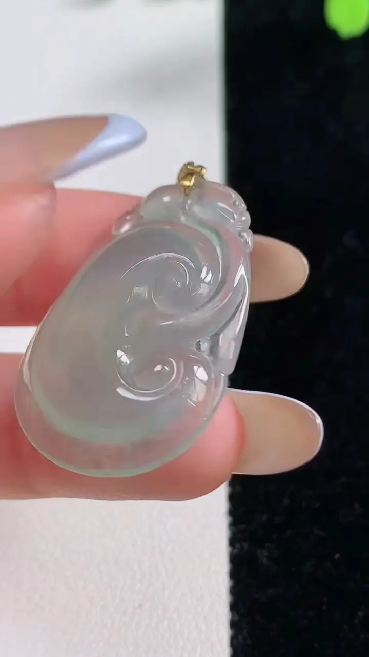 天然A货翡翠如意吊坠，尺寸32.6-22.7-5.4，重量:5.66g
11月10日