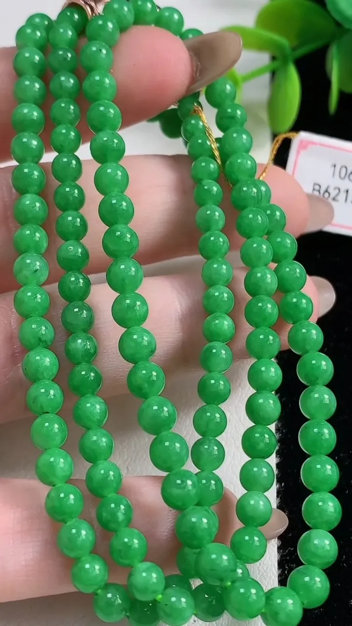 天然A货翡翠小米圆珠项链125颗，尺寸4，重量:21.66g11月10日
工厂直销收藏佳品,种好水足，色泽均匀，有种有色，上手高大气！