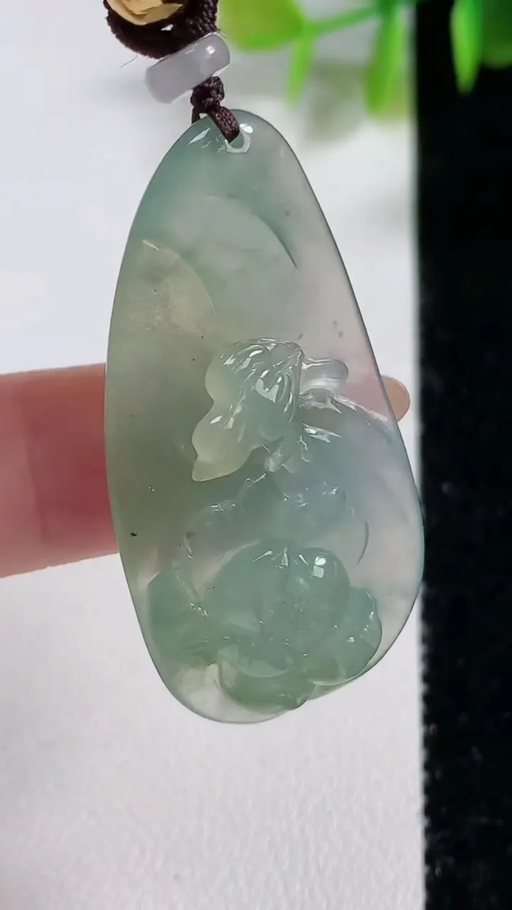 天然A货翡翠花开富贵吊坠，尺寸43.8-21-8.3，重量:13.53g
11月10日