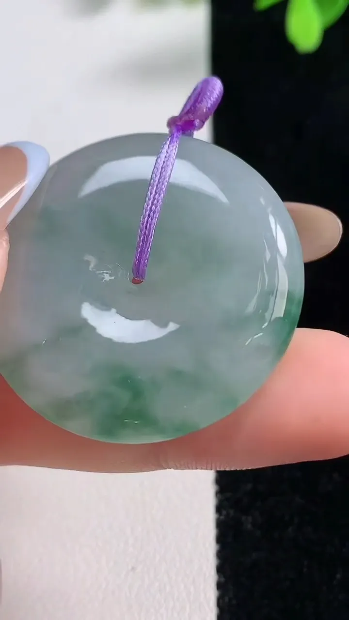 天然A货翡翠冰种飘花平安扣吊坠，尺寸34-6.6，重量:16.24g
11月10日