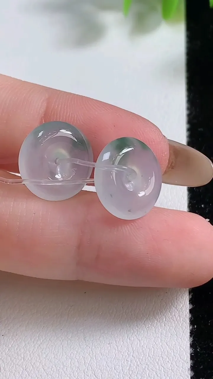 天然A货翡翠冰种飘花平安扣吊坠一对，尺寸13.4-4，重量:3.03g
11月10日