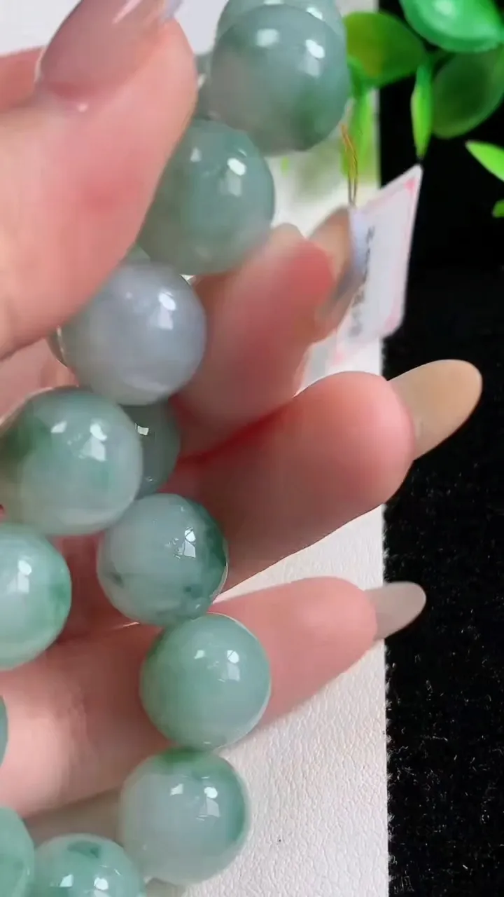 天然A货翡翠飘花圆珠手串16颗，尺寸12.6，重量:53.38g11月10日
工厂直销收藏佳品,种好水足，色泽均匀，有种有色，上手高大气！