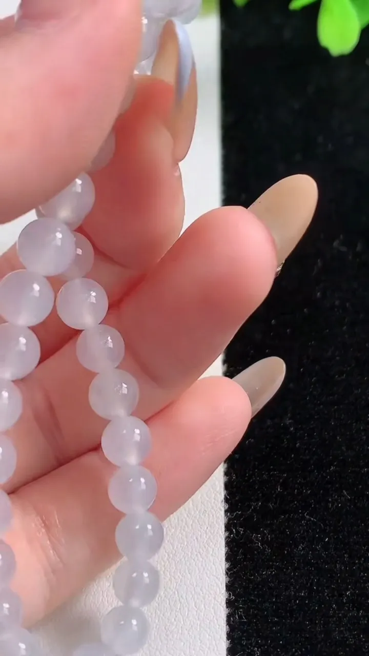 天然A货翡翠种白冰小米圆珠手串32颗，尺寸6，重量:12.20g11月10日
工厂直销收藏佳品,种好水足，色泽均匀，有种有色，上手高大气！
