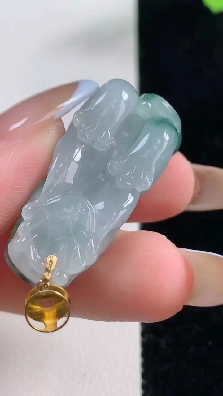 天然A货翡翠种飘花貔貅吊坠，尺寸32.5-15.3-13，重量:14.32g
11月10日