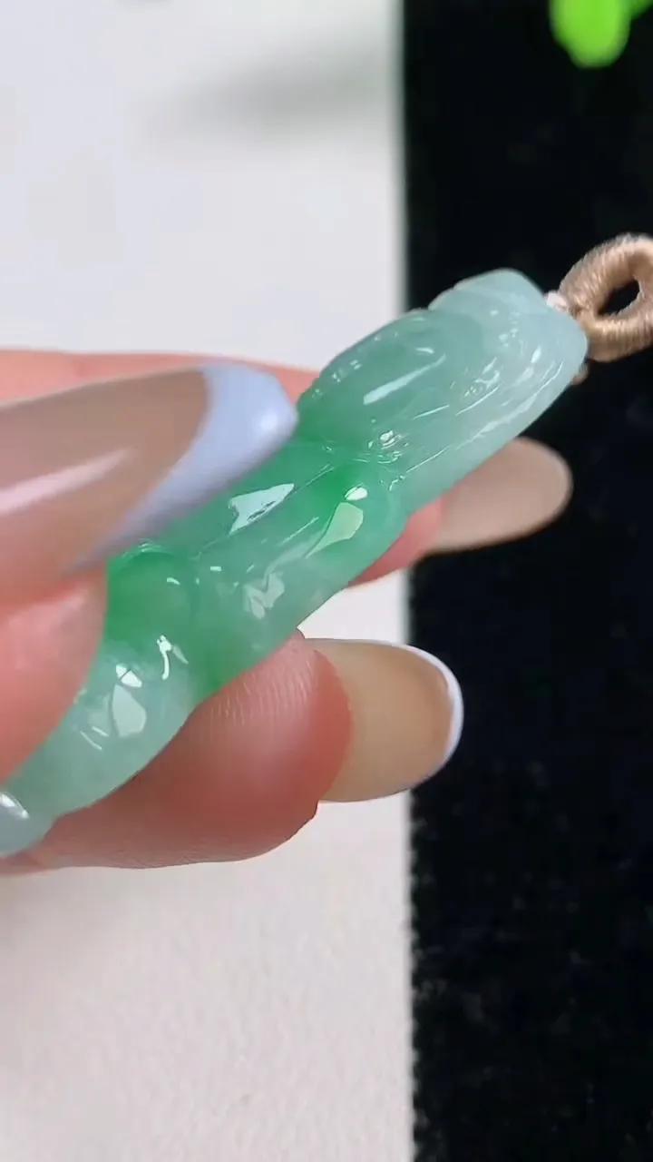 天然A货翡翠观音菩萨吊坠，尺寸46.3-26.6-7，重量:15.44g
11月10日