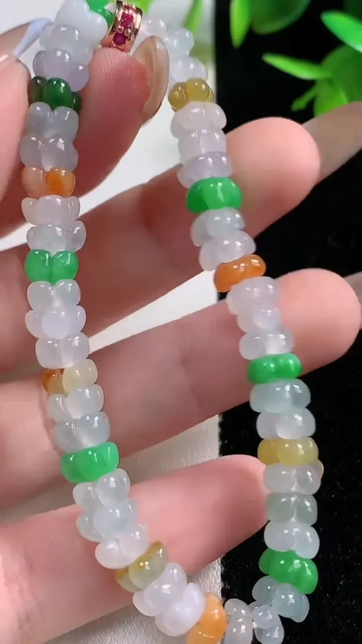 天然A货翡翠种三彩莲花手串50颗，尺寸6.4-3，重量:14.87g11月10日
工厂直销收藏佳品,