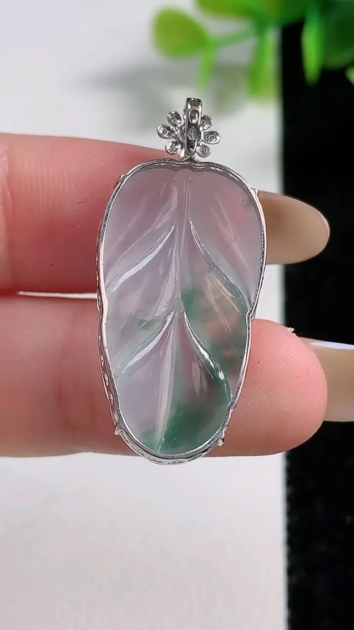 天然A货翡翠种飘花金枝玉叶 叶子吊坠，尺寸26.5-15-4.5，重量:2.57g
11月10日