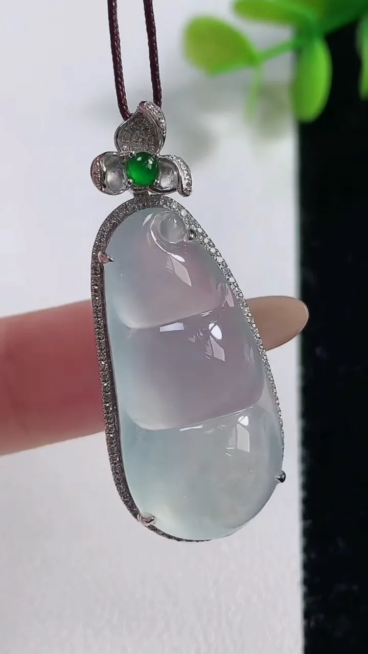 天然A货翡翠福豆吊坠，尺寸40-16.3-10裸石30.3-14.3，重量:7.06g
11月10日