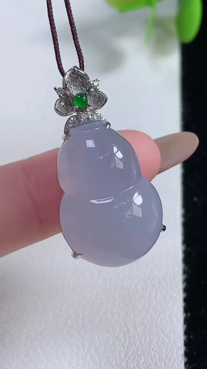 天然A货翡翠种紫罗兰葫芦吊坠，尺寸30.8-32.2-15.8-10，重量:6.52g
11月10日