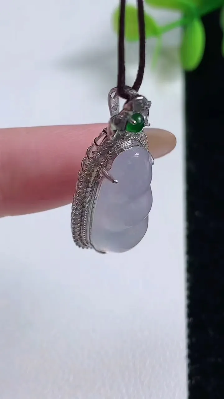 天然A货翡翠种白冰福豆吊坠，尺寸31.6-14.2-8.8裸石21-10.3，重量:3.57g
11月10日