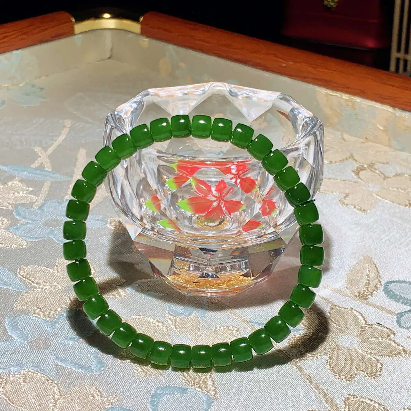 和田玉鲜阳绿俄罗斯碧玉直切老型珠手串 单颗尺寸5/6重13克。玉质细腻油润。手推出油。佩戴高端典雅。lt251107