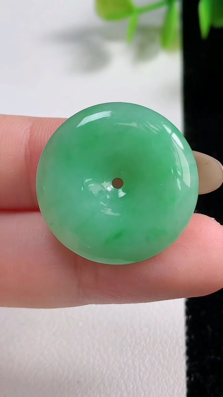 天然A货翡翠平安扣吊坠，尺寸24.3-4.6，重量:5.80g
11月10日