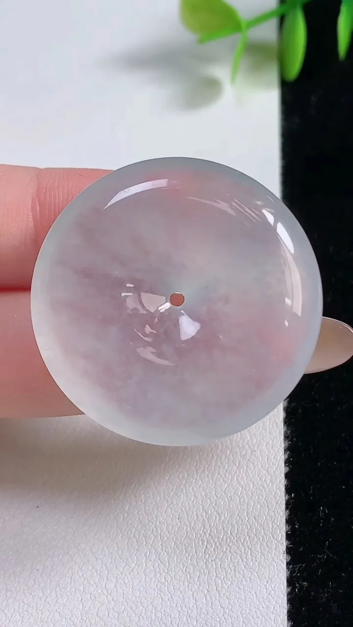 天然A货翡翠种飘花平安扣吊坠，尺寸33.7-6.4，重量:14.65g
11月10日